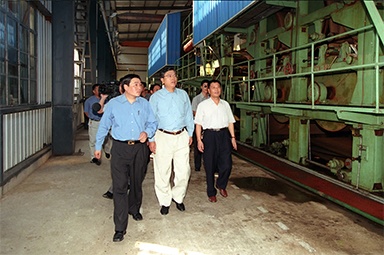 2000年9月19日，时任浙江省委书记张德江一行视察公司