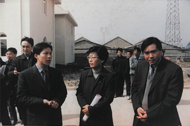 2001年2月20日，时任国家环保局副局长汪纪戎一行视察公司
