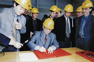 2002年4月3日，时任浙江省省长柴松岳视察景兴工业园