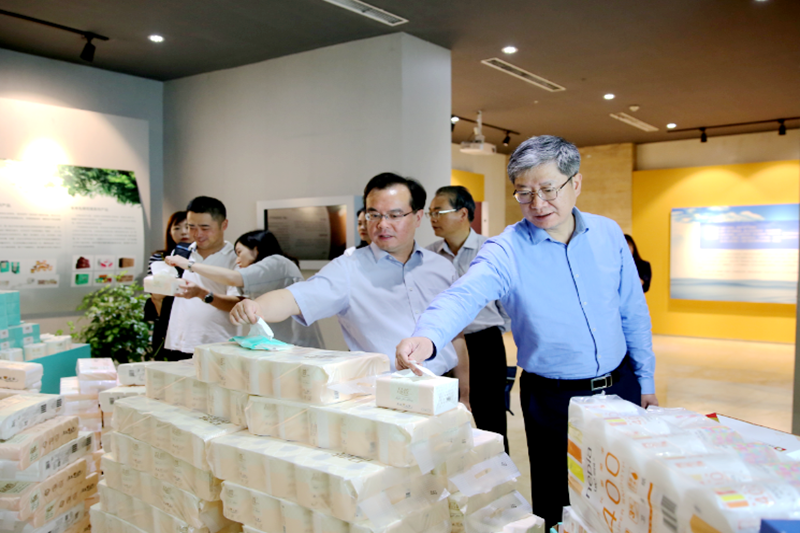 2019年 5月22日，时任浙江省社会组织综合党委专职副书记、省民政厅社会组织管理局局长蔡国华莅临景兴纸业调研企业发展情况和党建工作