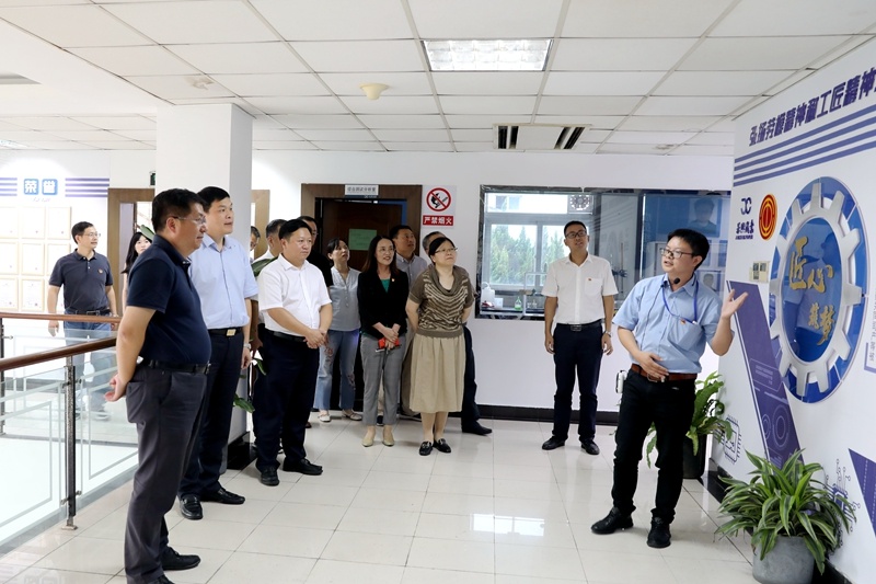 2020年7月29日，时任浙江省政协常委、社法委副主任、省总工会副主席、一级巡视员董建伟莅临景兴纸业调研新时代工匠培育工作
