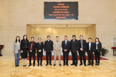 马来西亚大学联盟主席拿督斯里黄炫硕一行莅临景兴纸业参观交流，共建“一带一路”人才培养培训基地