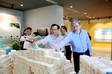 2019年 5月22日，时任浙江省社会组织综合党委专职副书记、省民政厅社会组织管理局局长蔡国华莅临景兴纸业调研企业发展情况和党建工作