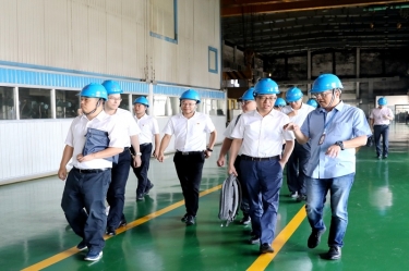 2020年9月8日,时任商务部亚洲司副司长杨伟群、马来西亚驻华使馆公使施志光莅临景兴纸业对马来西亚项目进行调研